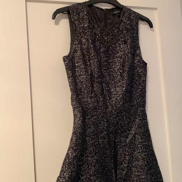 Lovely R&W dress with embroidered neckline - Picture 5 of 5